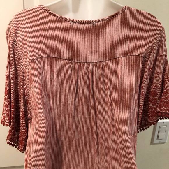 Dylan Ryan Striped top w embossed sleeves. Rust/brick red color. Tie front NWOT - Picture 3 of 5